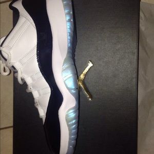 Jordan 11 low emerald